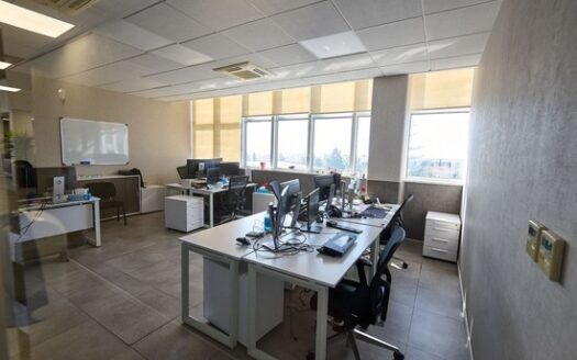 Impressive commercial building office 1001m2 with ample parking