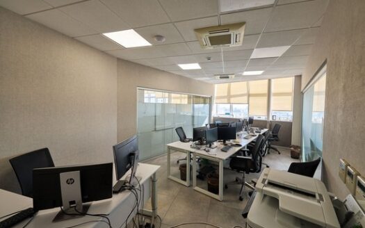 Impressive commercial building office 1001m2 with ample parking
